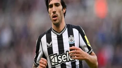 B费与C罗球风对决：若B费球技更流畅，葡萄牙队内谁需为C罗节奏负责？